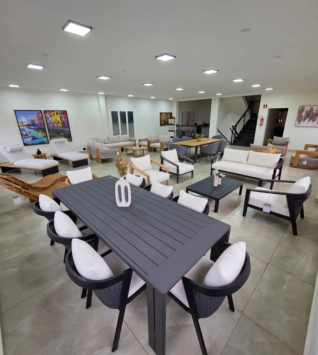 Showroom da Garmanii em Cravinhos, SP, com conjuntos de jantar, sofás e espreguiçadeiras em alumínio, teca e rattan