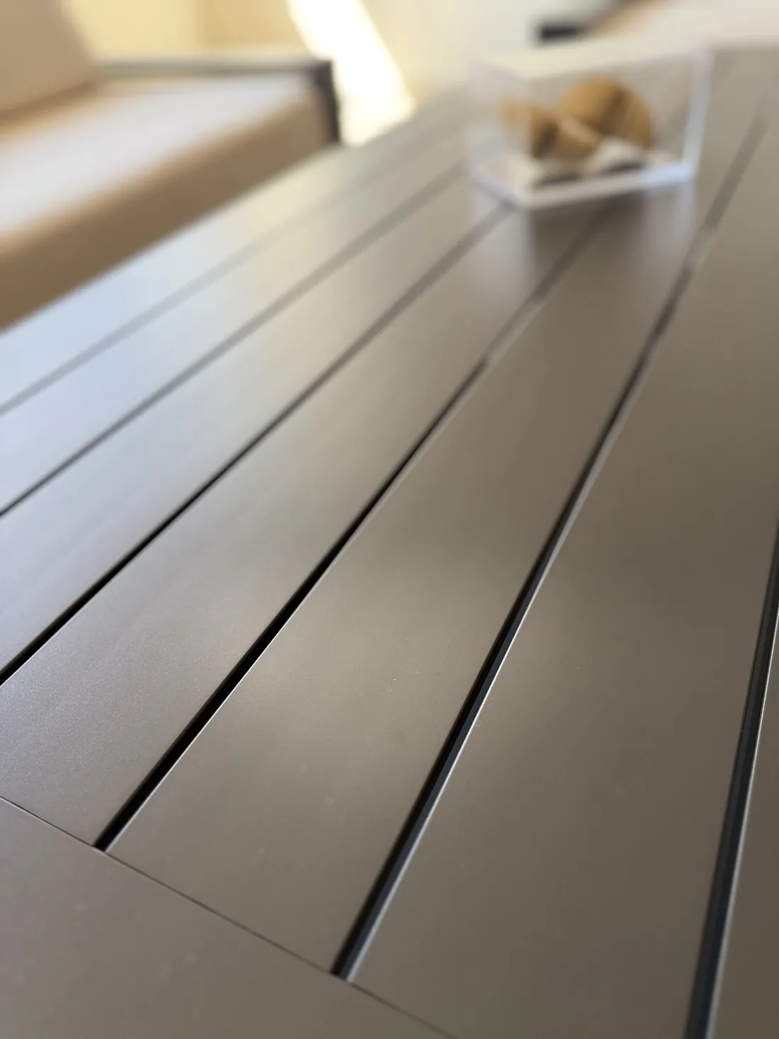 Ripas de alumínio com pintura eletrostática no tampo de uma mesa Garmanii