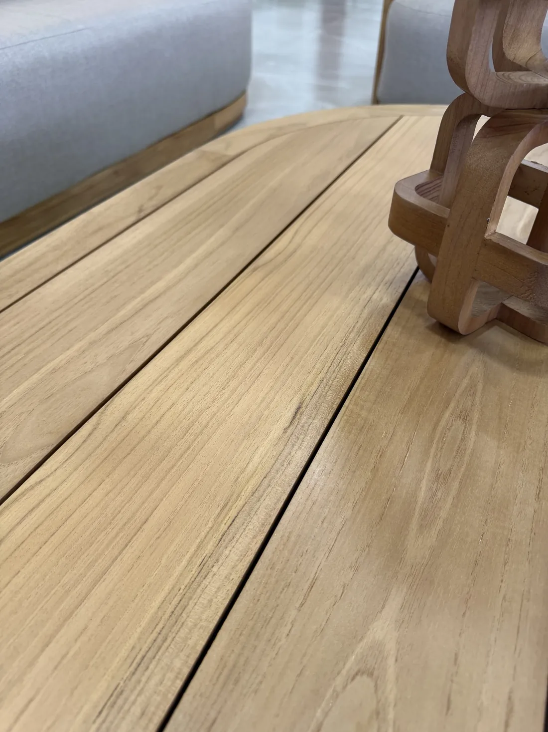 Veio natural da teca no tampo em ripas de uma mesa Garmanii